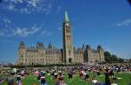 Concorrida sessão de Ioga, em frente ao prédio do Parlamento, em Ottawa, capital do Canadá